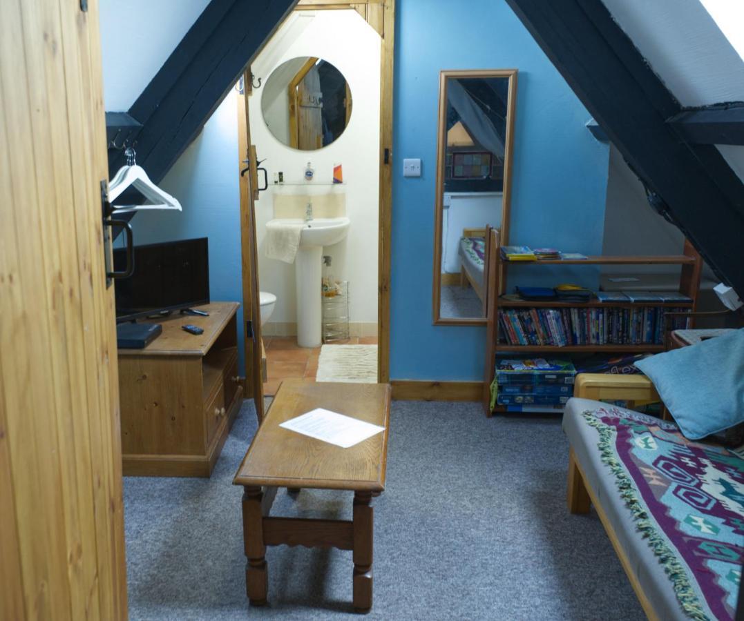 James John Hamilton House And Backpacker Hostel Fishguard Exteriör bild